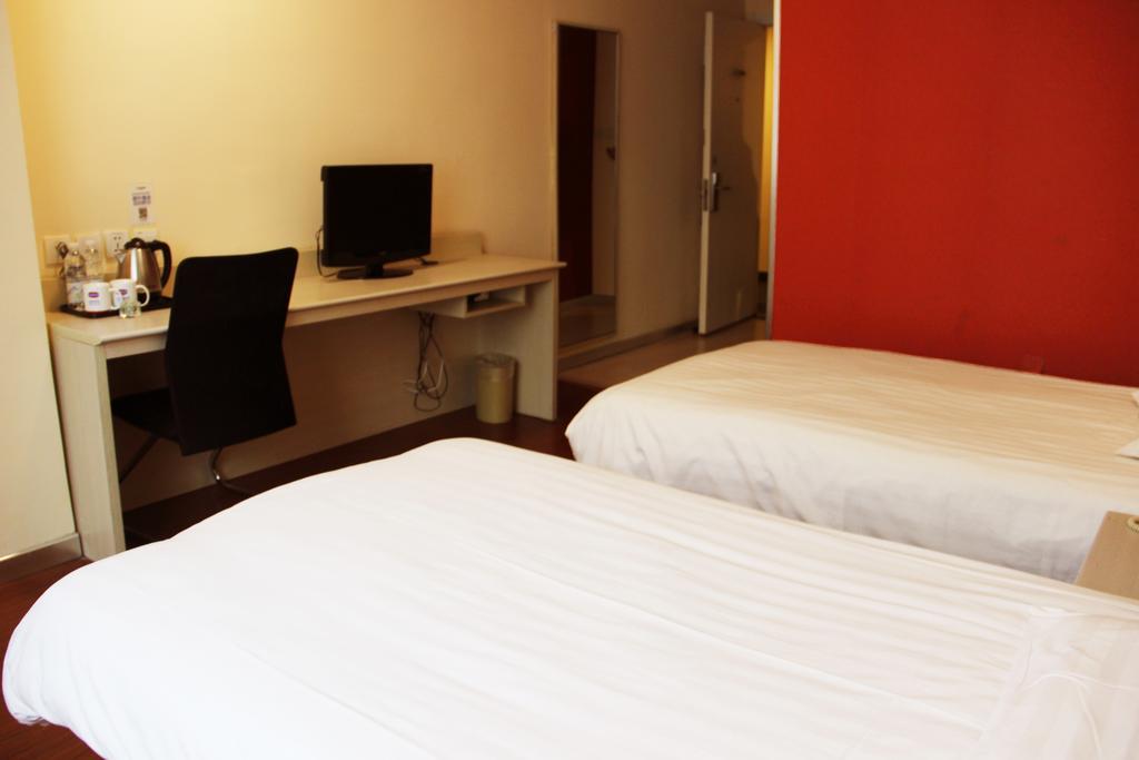 Hanting Express Wuhan Jiang Han Road Walking Street Room photo